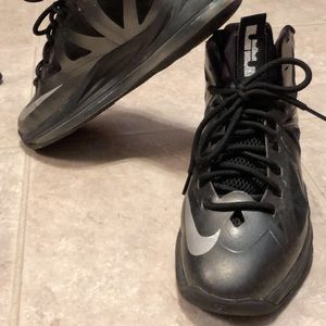 Men’s Nike LeBron X-Carbon 10 tennis shoes sz 11